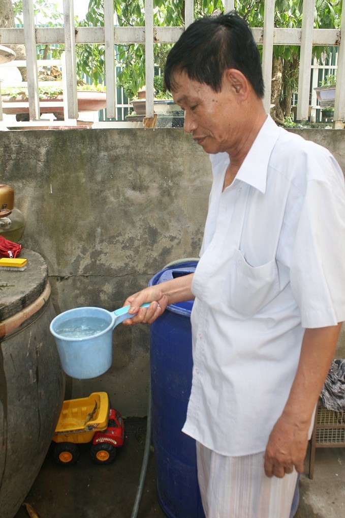 Người dân khu vực này phải chuyển sang dùng nước giếng khoan. Nước giếng khoan bị ô nhiễm vì nhiều năm nay không dùng đến, ảnh hưởng tới sức khỏe của nhiều người dân.